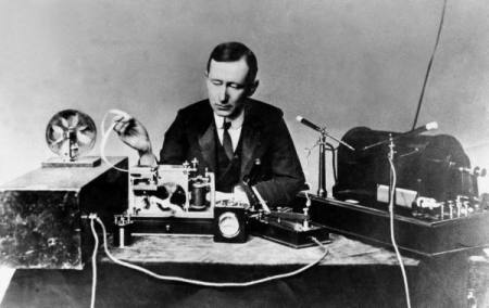 Guglielmo_Marconi_1901_wireless_signal